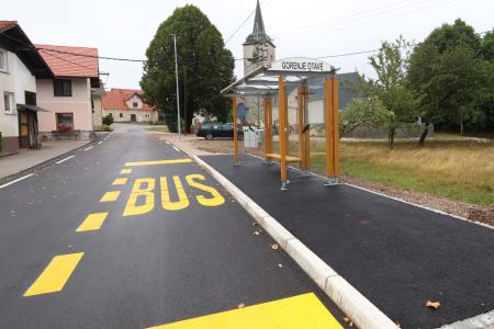 GORENJE OTAVE  NOVI NADSTREŠNICI NA AVTOBUSNEM POSTAJALIŠČU  01 FOTO LJUBO VUKELIČ